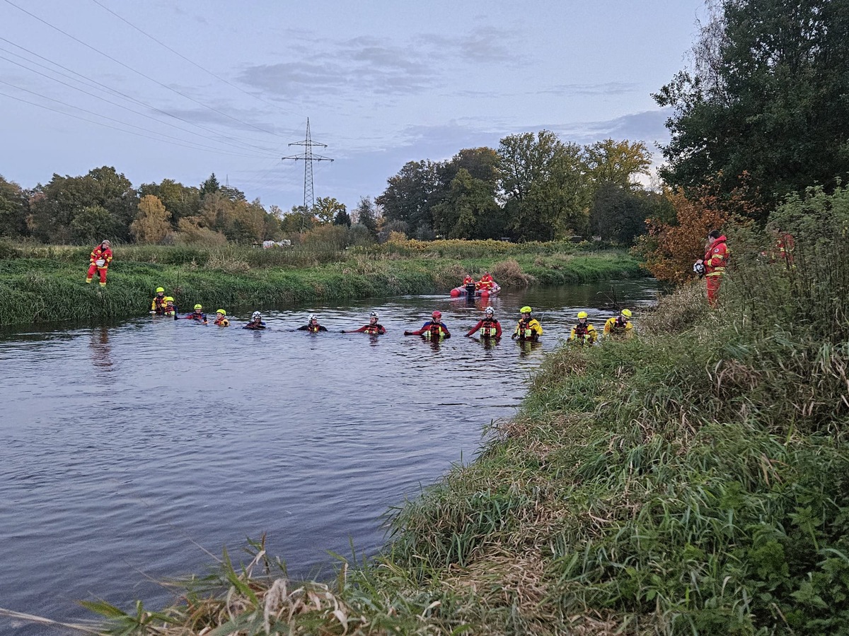 POL-LG: Bildmaterial -&gt; Update verschwundener Student: Leichnam eines jungen Mannes in der Ilmenau entdeckt ++ Einsatzkräfte der DLRG stellen bei erneuter Suche leblosen Körper in der Ilmenau im ...