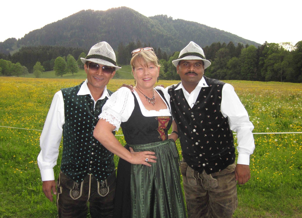 Inder in Tracht und Bayern, die&#039;s krachen lassen: &quot;Stellungswechsel: Job bekannt, fremdes Land&quot; - Taxitausch in Mumbai und Bad Tölz am Dienstag, 8. August 2011, um 20.15 Uhr bei kabel eins (mit Bild)