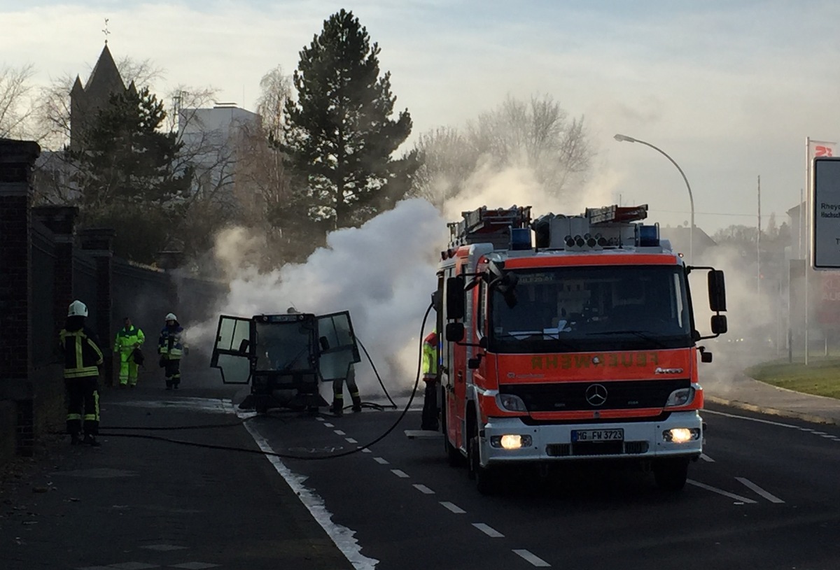 FW-MG: Brand einer Straßenkehrmaschine