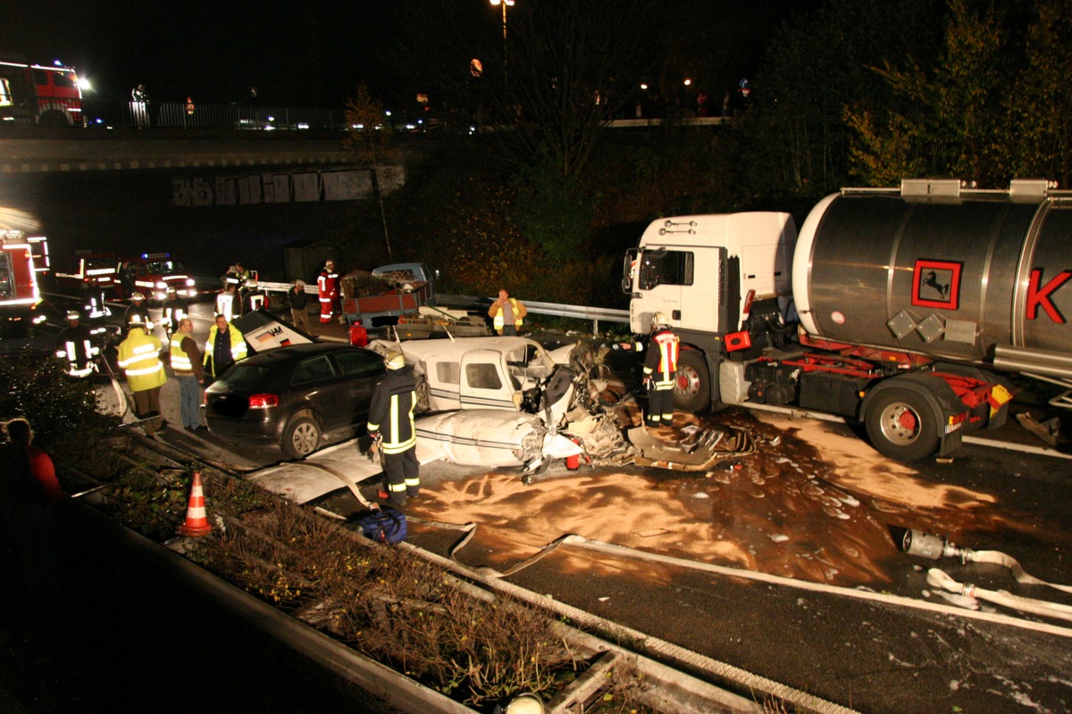 FW-E: Zweimotoriges Flugzeug stürzt auf die Autobahn A52