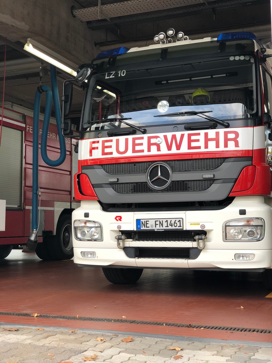 FW-NE: Verkehrsunfall auf der B9 | Fahrer kann sich selbst befreien