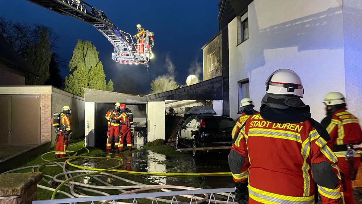 FW Düren: +++ Ausgedehntes Feuer in Garage an Wohnhaus +++