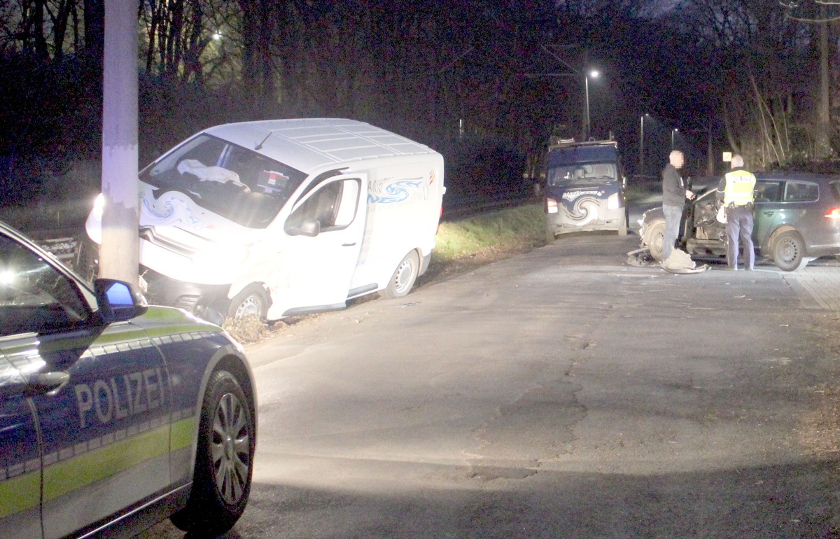 POL-RBK: Bergisch Gladbach - Klein-Transporter landet vor einem Betonpfeiler