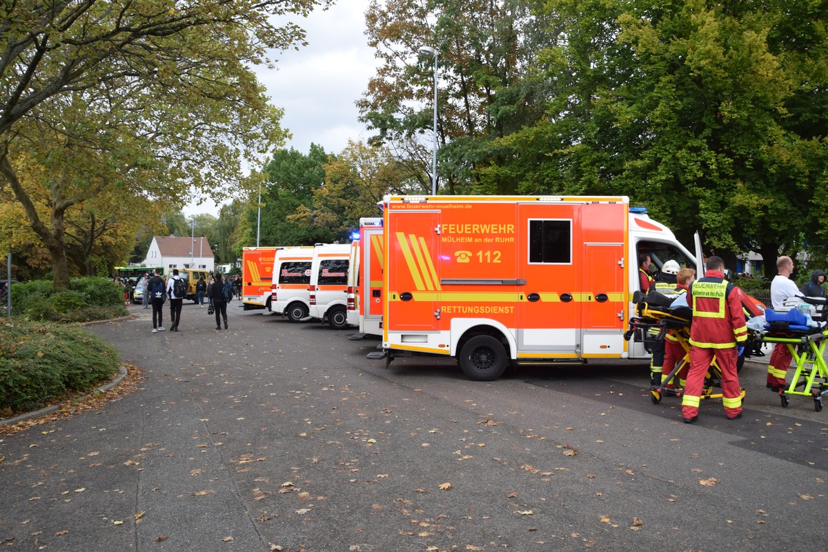 FW-MH: Vermutlicher Missbrauch von Reizgas löst Großeinsatz für Feuerwehr und Rettungsdienst aus