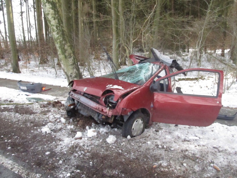 POL-WL: Vekehrsunfall mit Bus + Einbruch + Alkohol am Steuer + Brand von Gartenlaube + Schwerer Verkehrsunfall + Widerstand gegen Polizeibeamte