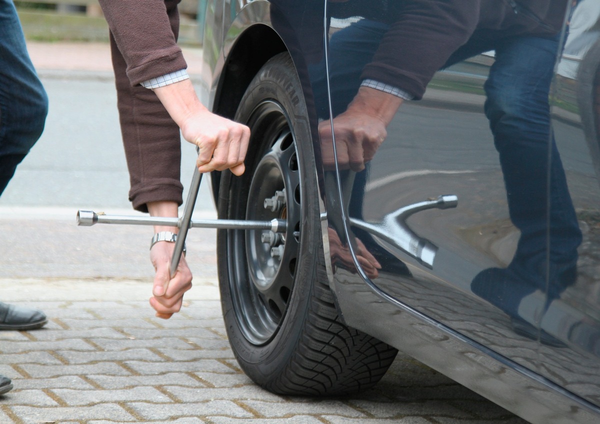 R+V: Von O bis O – Reifenwechsel erhöht Fahrsicherheit