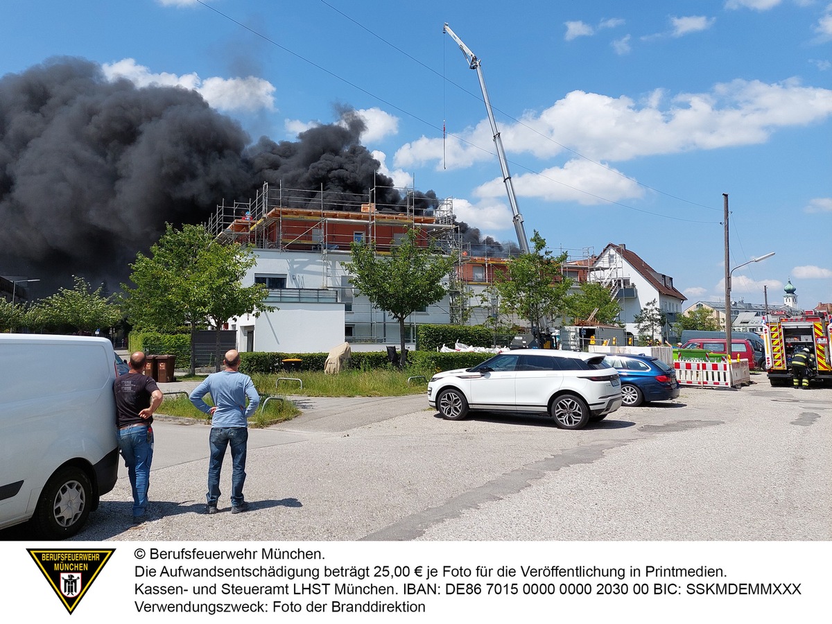 FW-M: Starke Rauchentwicklung durch Brand auf Dach (Ramersdorf)