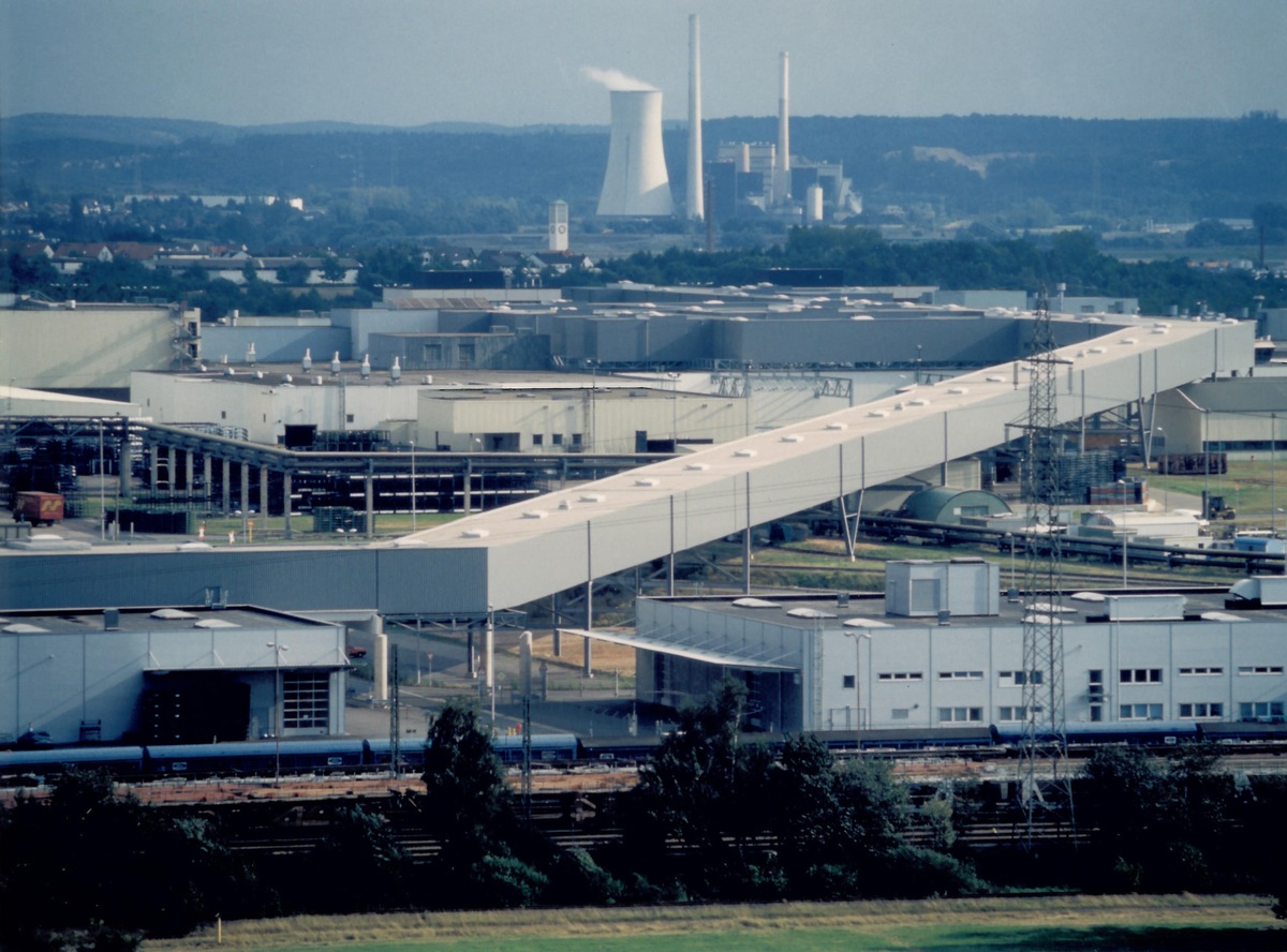 40 Jahre Ford-Werk Saarlouis - Ford feiert mit einem Tag der offenen Tür / Ministerpräsident Peter Müller hebt die große Bedeutung des Unternehmens für das Bundesland an der Saar hervor (mit Bild)