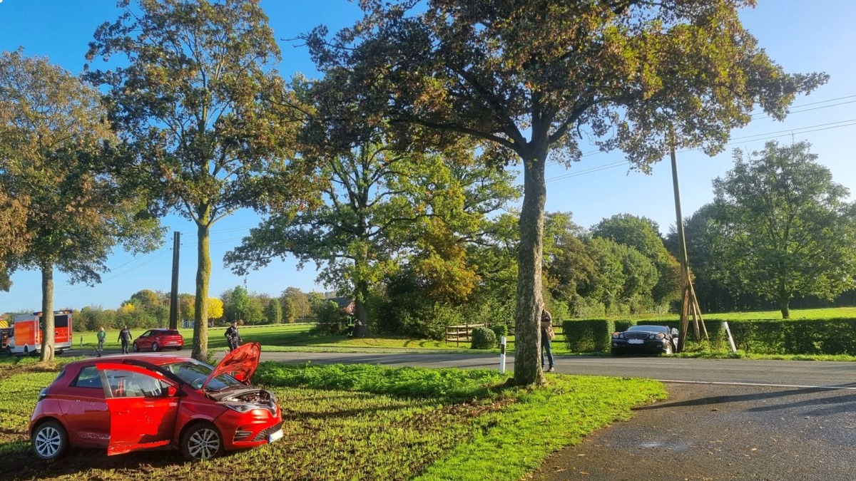 FW Sonsbeck: Verkehrsunfall - PKW gegen Strommast