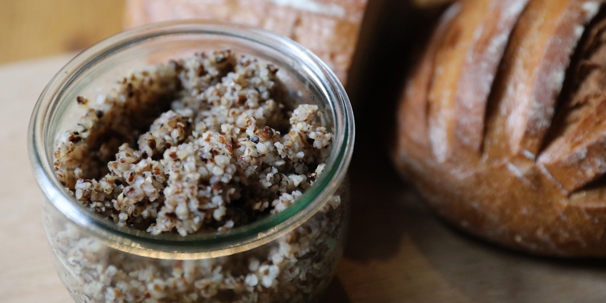 Geschmackstest mit Brot und Blinis aus Trendlebensmittel Buchweizen