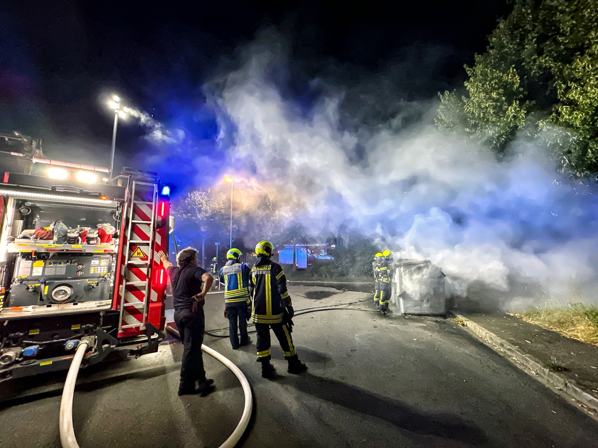 FW-NE: Mehrere Papiercontainer in Flammen | Polizei ermittelt Brandursachen