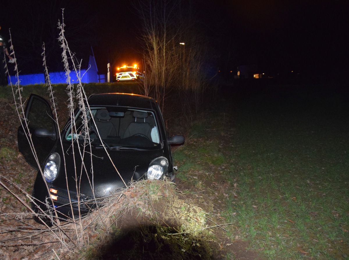 POL-HF: Fahrer eines Nissan bei Unfall verletzt- Ursache vermutlich geplatzter Reifen