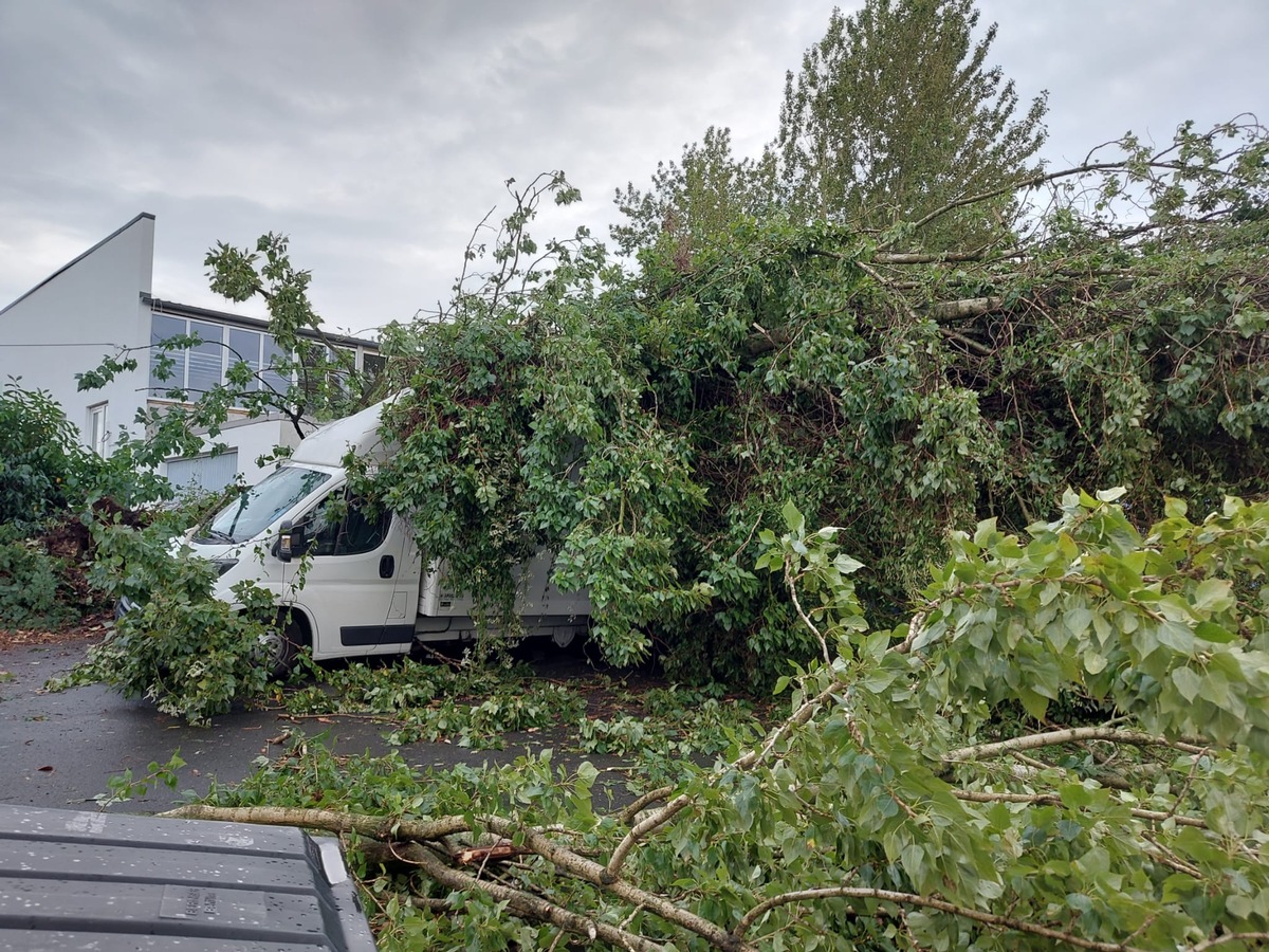 FW Moers: Gewitter über Moers / 20 Einsätze für die Feuerwehr