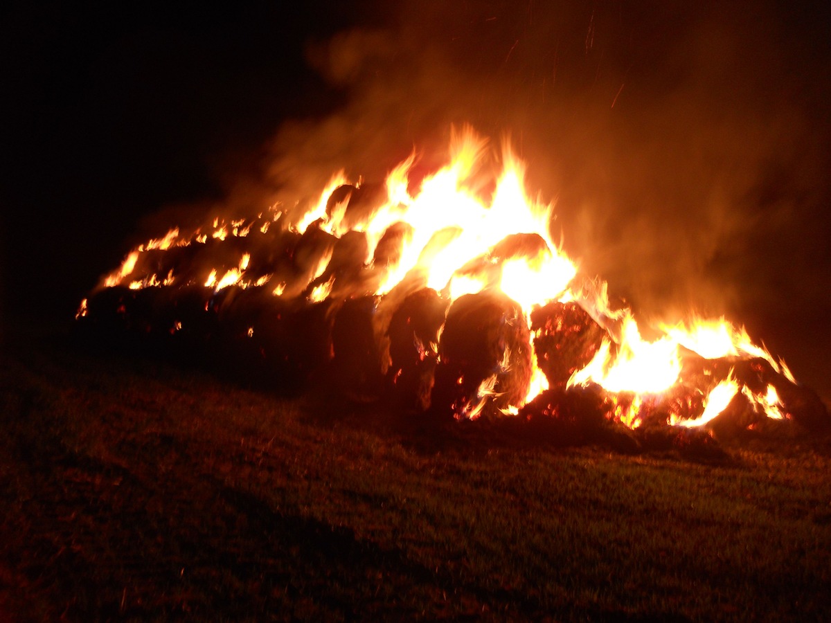 POL-HOL: Vorsätzliche Brandstiftung: 100 Strohballen in Golmbach verbrannt - Kein Personen- oder Gebäudeschaden -