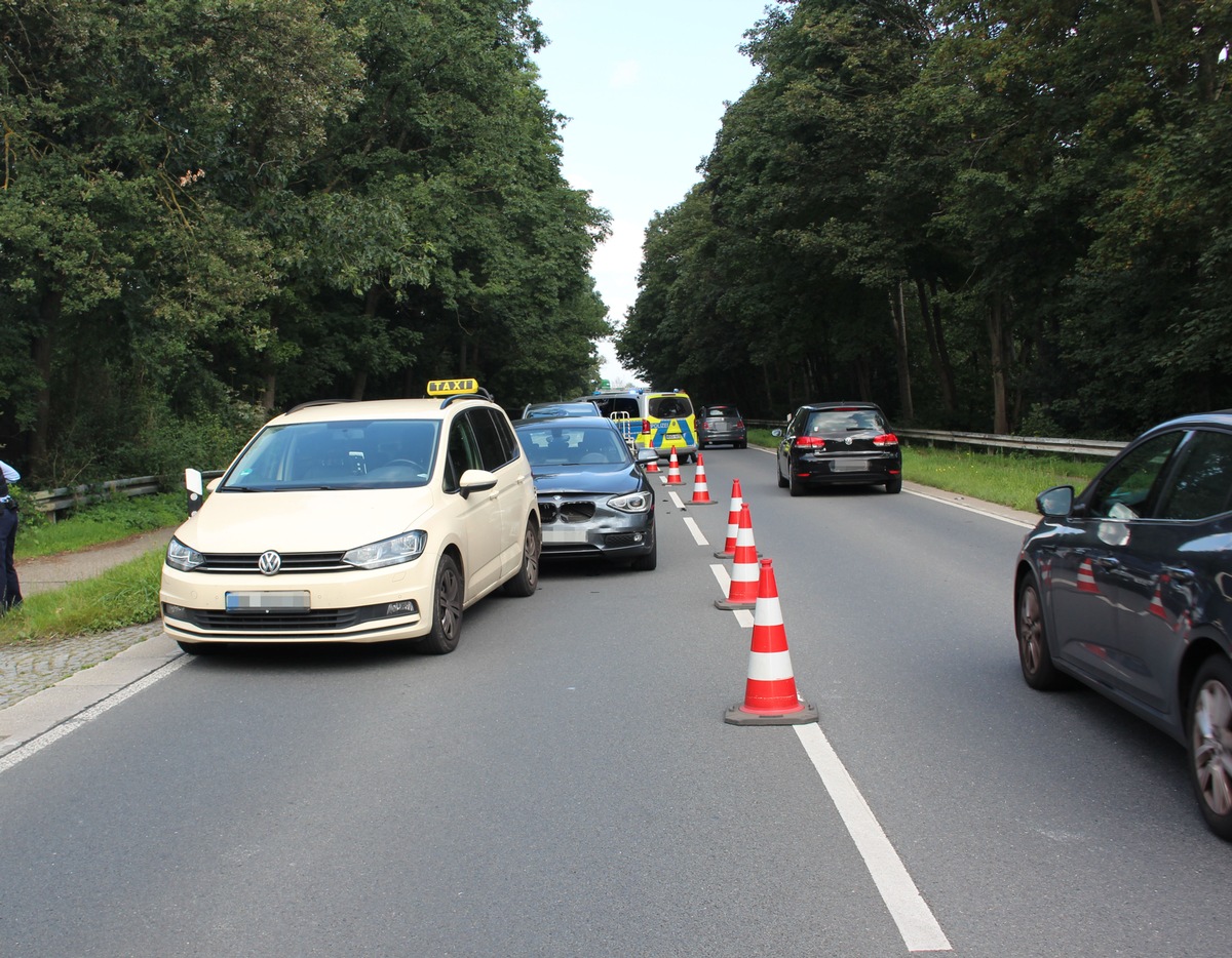 POL-ME: Auffahrunfall fordert drei Verletzte und 21.000 Euro Sachschaden - Ratingen - 2109019