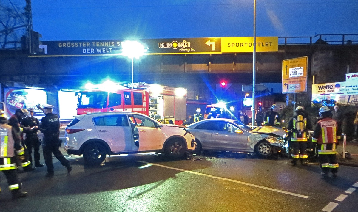 FW-E: Verkehrsunfall, zwei beteiligte PKW, zwei Verletzte