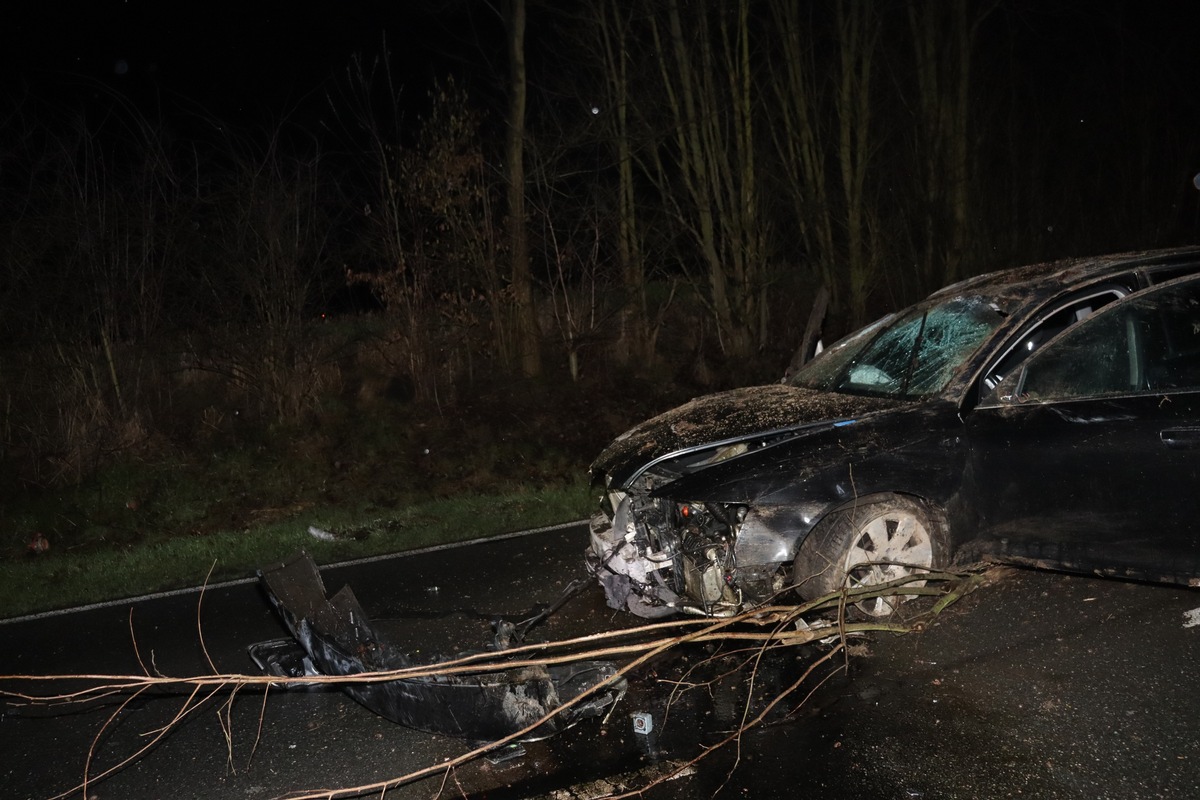 POL-HF: Verkehrsunfallflucht - LKW Fahrer beobachtet Fahrzeugüberschlag