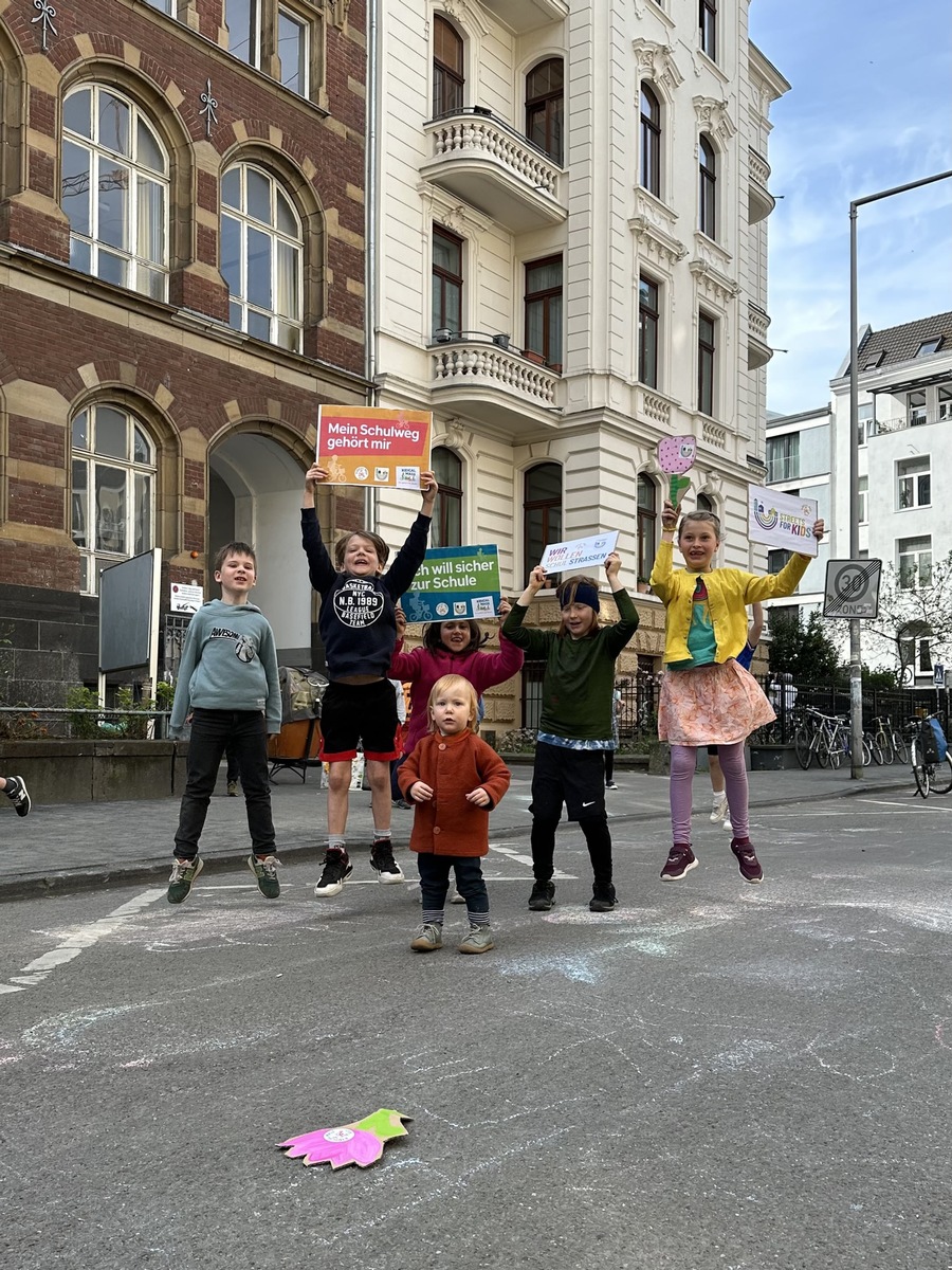 Hier kommt die große Mobilitäts-Revolution der kleinen Beine: Weltweit 150.000 Teilnehmer:innen bei 500 Demonstrationen für kinderfreundliche Straßen. Das gab es so noch nie