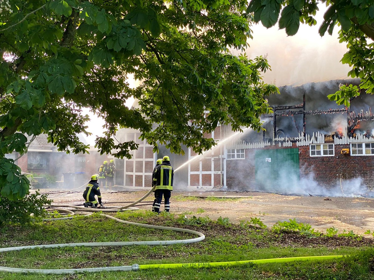 POL-STD: Feuer zerstört Scheune in Hüll