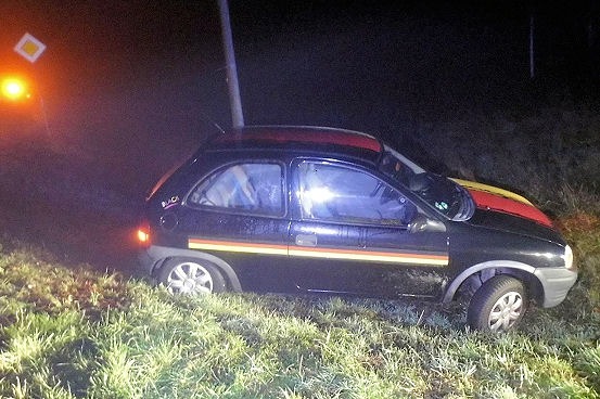 POL-PPWP: Auto landet im Graben - Polizei sucht Verursacher