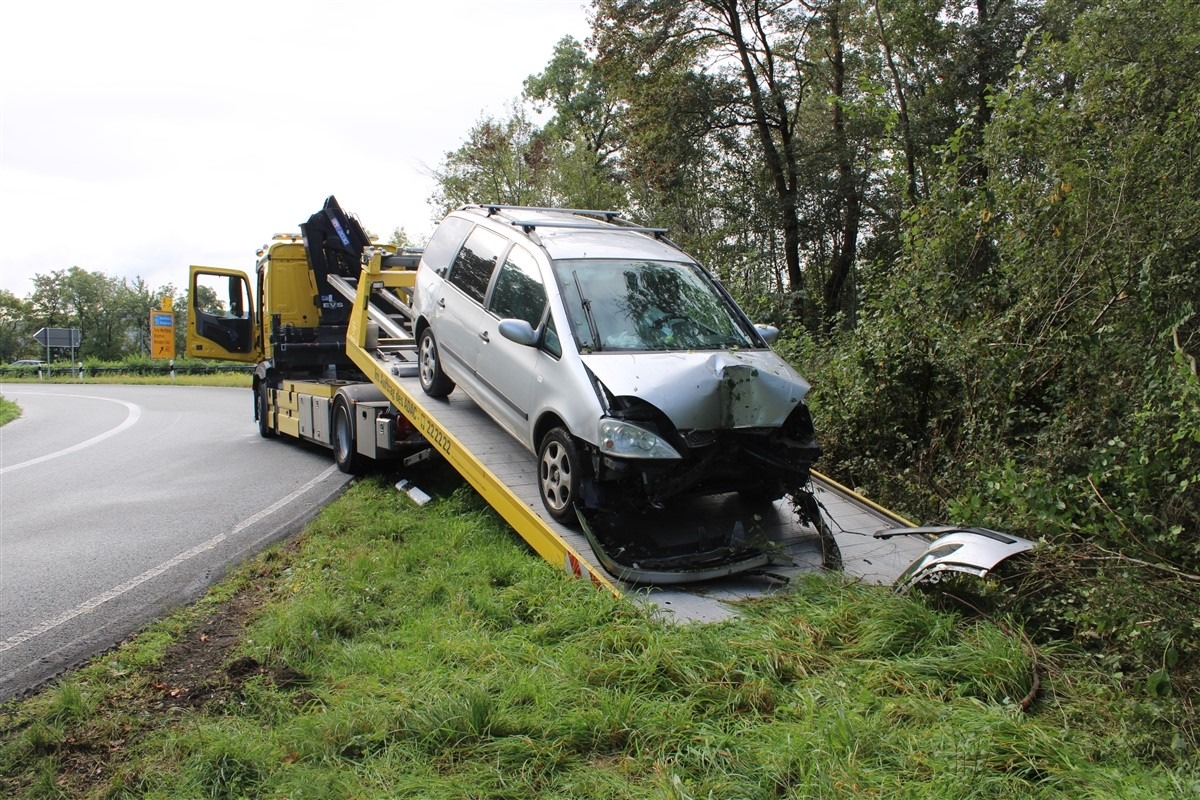 POL-MI: Auto rutscht in Anschlussstelle gegen Baum