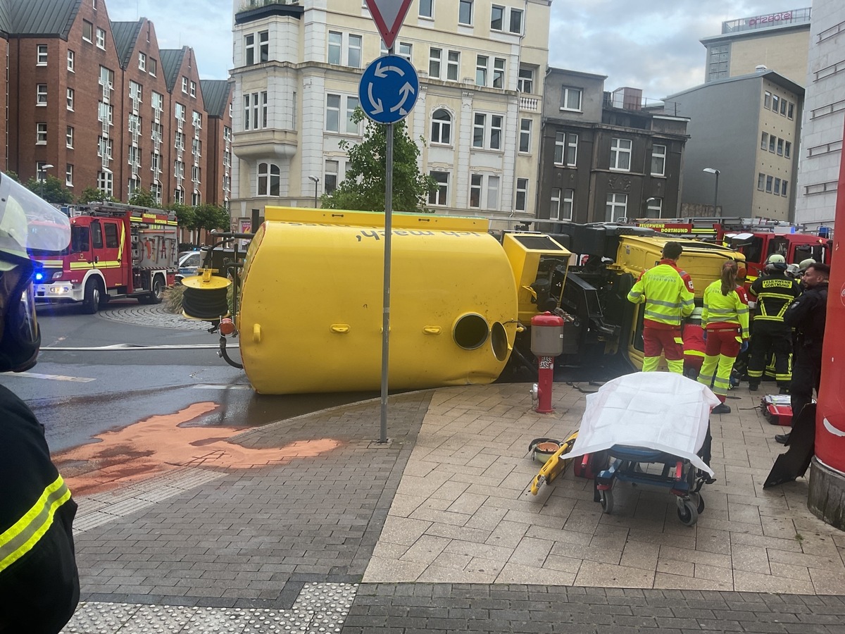 FW-DO: LKW kippt auf der Silberstraße umgekippt