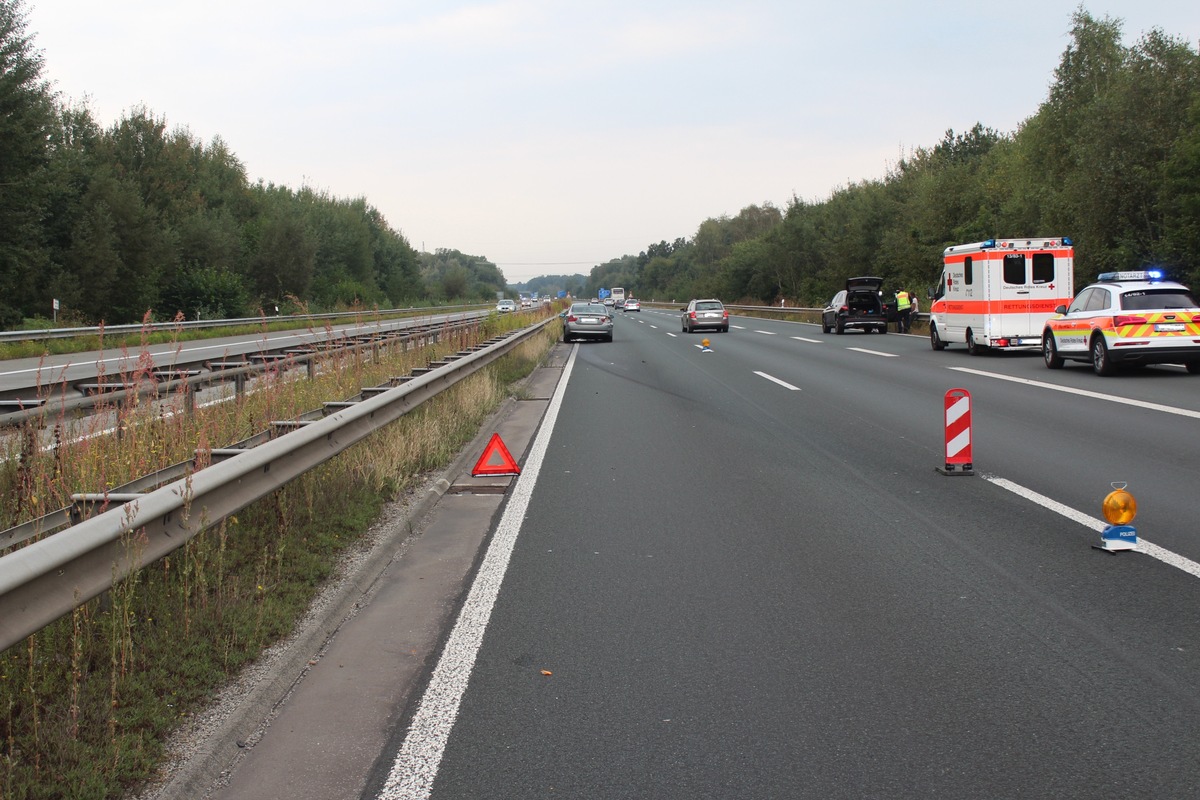 POL-PDKL: Reisebus verursacht folgeschweren Verkehrsunfall und entfernt sich unerlaubt von der Unfallstelle