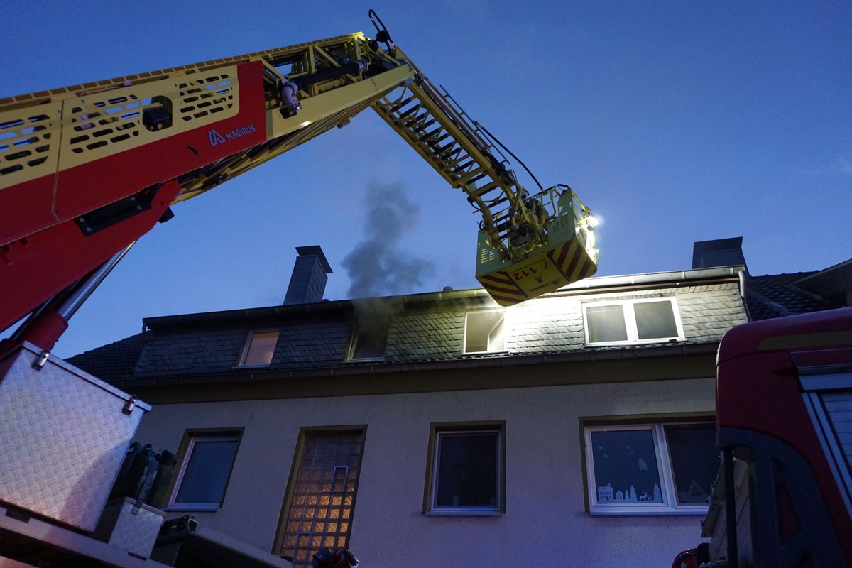 FW Ratingen: Brand in Dachgeschosswohnung - Feuerwehr rettet Frau aus Lebensgefahr