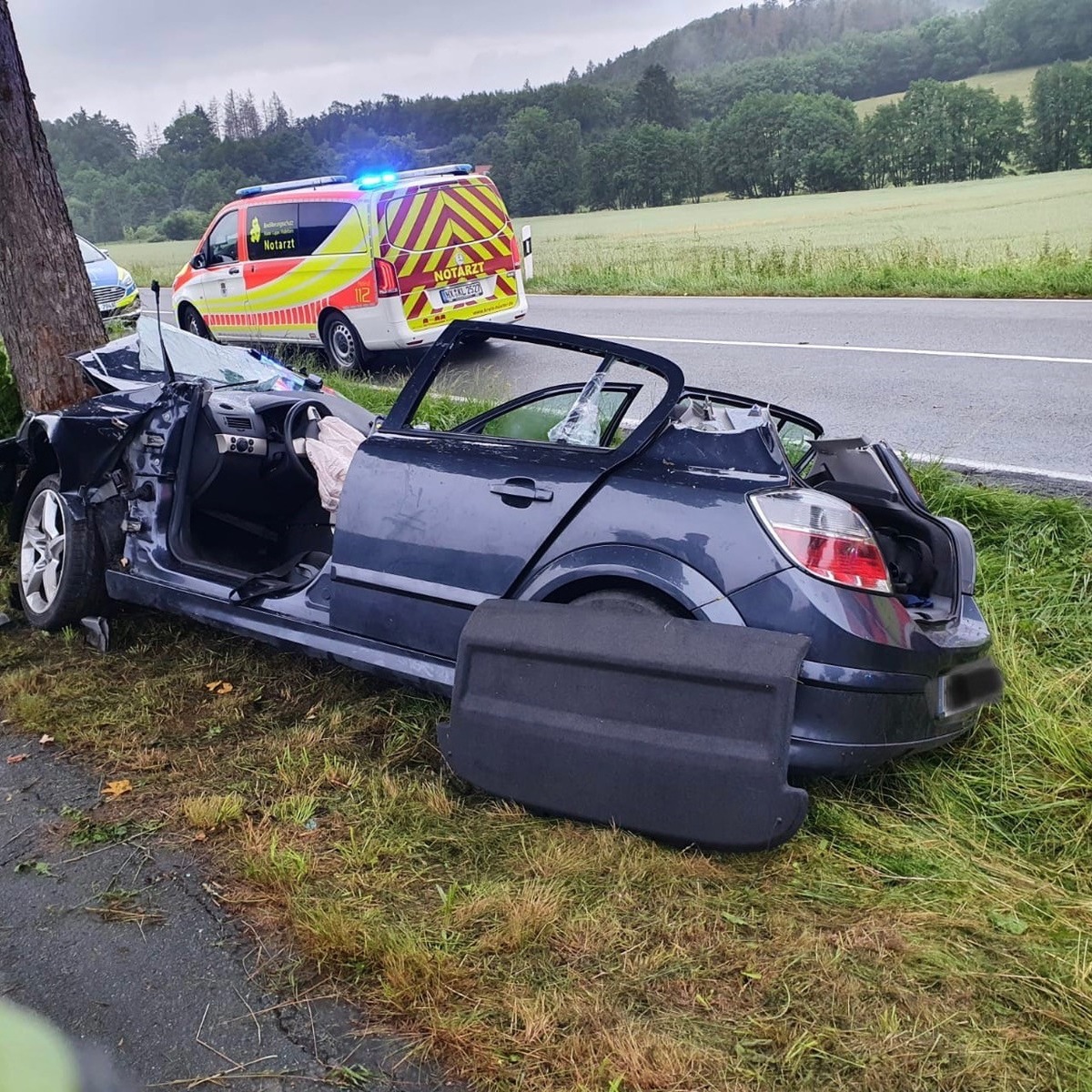 FW Lügde: Feuerwehr unterstützt Rettungsdienst nach Verkehrsunfall