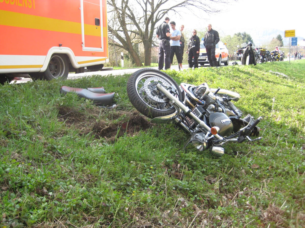 POL-HOL: Landesstraße 549 - Neuhaus in Richtung Boffzen: Kradfahrer schwer verletzt - Rettungshubschraubereinsatz erforderlich -