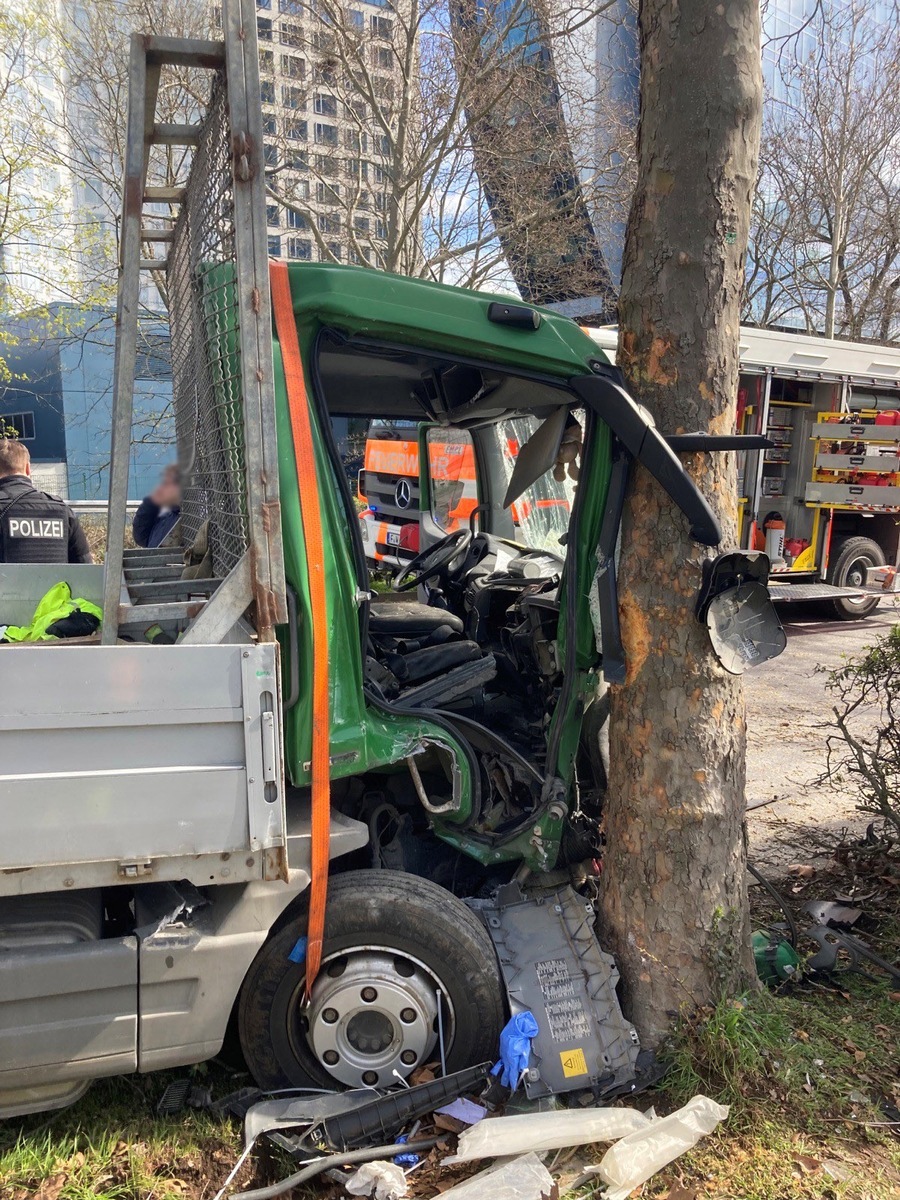 FW-F: Verkehrsunfall mit Lkw am Katharinenkreisel