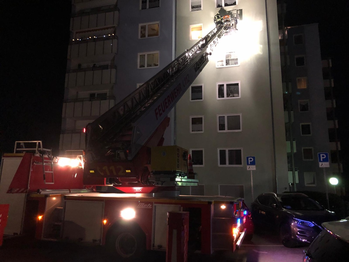 FW-EN: Rettung mit Drehleiter aus Hochhaus