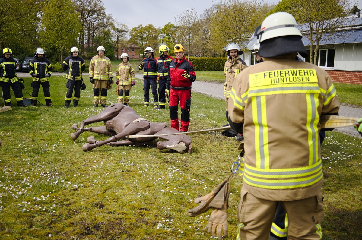 FW-OLL: Feuerwehren im Landkreis Oldenburg trainieren Großtierrettungseinsätze