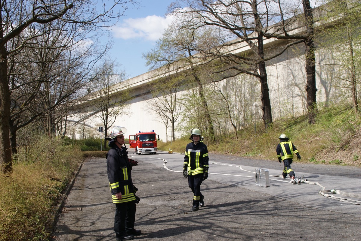 FW-AR: 15 Arnsberger Feuerwehr-Einsatzkräfte beginnen ihre Grundausbildung