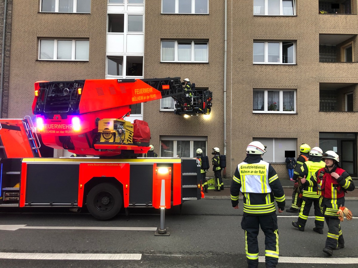 FW-MH: Zimmerbrand in Mehrfamilienhaus - Wohnung unbewohnbar