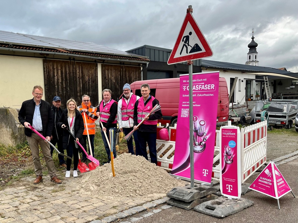 Colmberg: Telekom startet Glasfaserausbau   Auch in den Ortsteilen Auerbach, Binzwangen, Häslabronn, Meuchlein, Oberhegenau und Poppenbach wird gebaut