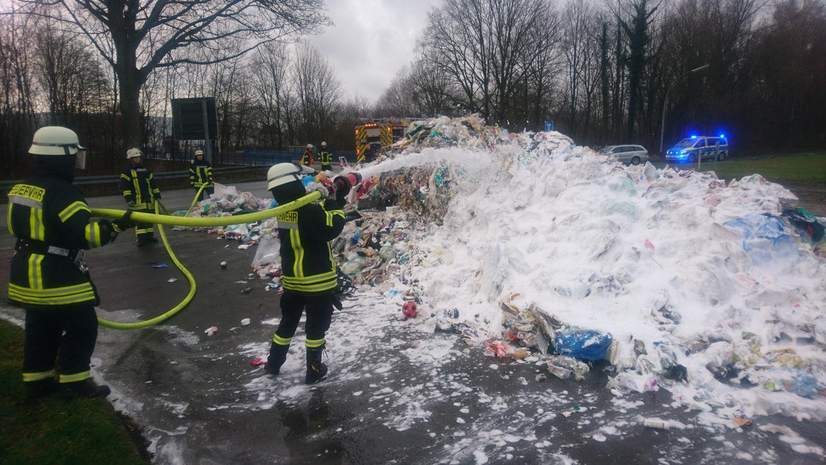 FW-WRN: Feuer_1_A: &quot;Weiße Weihnacht&quot; mit Schaummittel und eine gelungtene Überraschung!