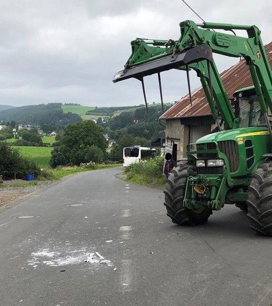 POL-PDWIL: Verkehrsunfall mit Schulbus