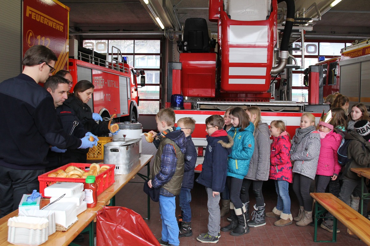 FW Mettmann: Sternsinger zu Besuch bei der Feuerwehr Mettmann