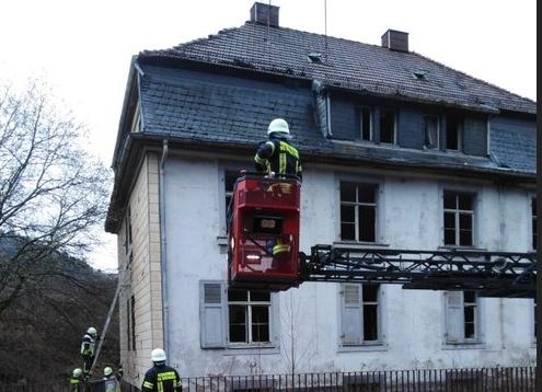 POL-PDPS: Brand eines leerstehenden Wohngebäudes