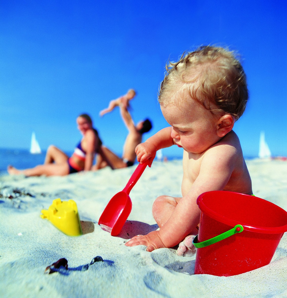 Сочи пляж для ребенка. Ребенок в пледе. Лето дети море. Маленькие дети на море. Дети отдыхают на море.