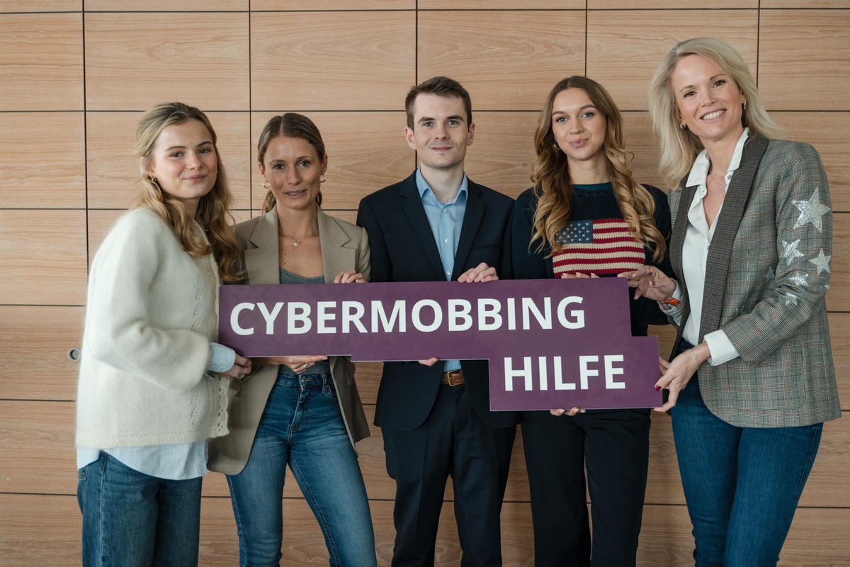 Prominente zeigen Gesicht gegen Cybermobbing bei weltweitem Aktionstag in Hamburg