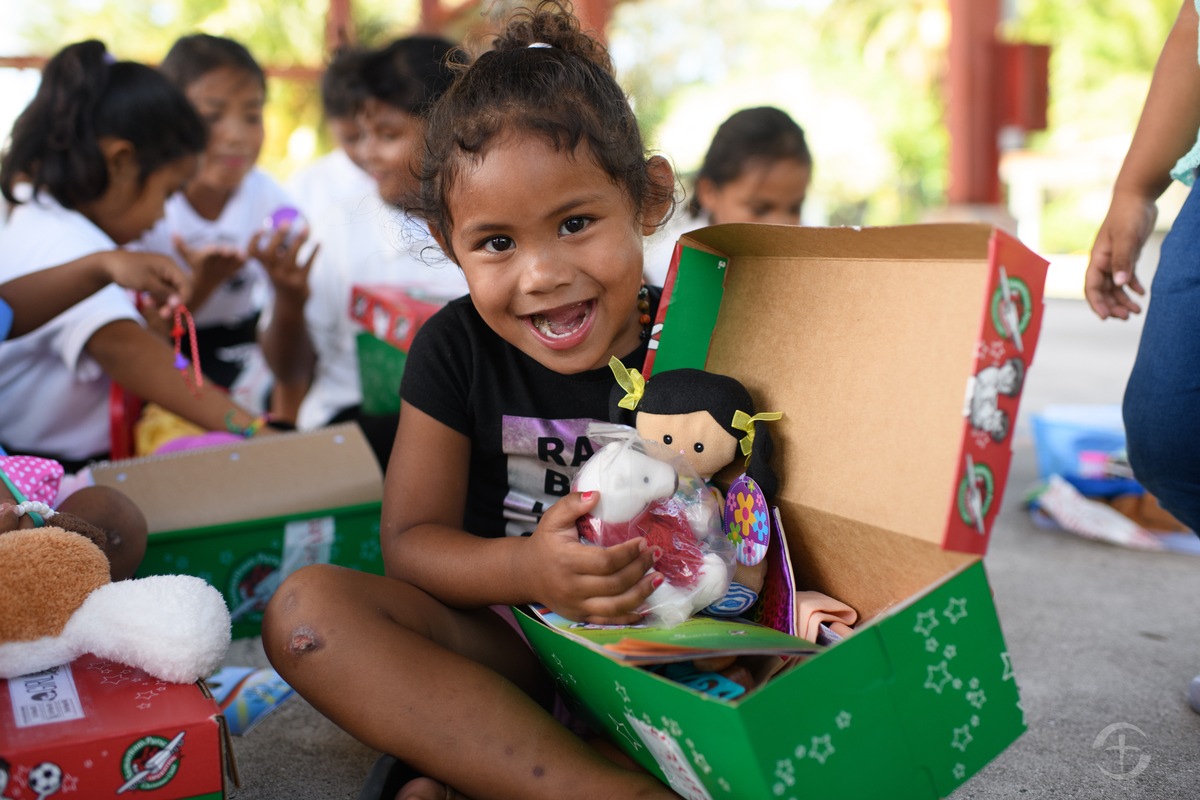 Mit &quot;Weihnachten im Schuhkarton®&quot; Kindern Hoffnung und Freude schenken / Beliebte Geschenkaktion startet mit Online-Event in die neue Saison