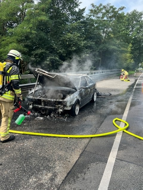 POL-STD: Audi Coupe gerät auf Bundesstraße in Buxtehude in Brand