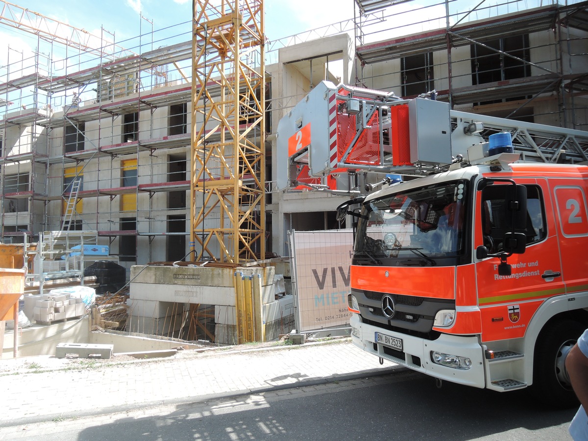 FW-BN: Bauarbeiter in Baugrube gestürzt , Verletzter durch Feuerwehr gerettet!