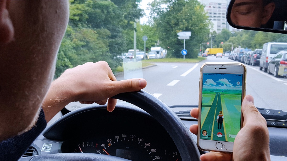 Pokémon Go - kein Spiel für den Straßenverkehr / ADAC warnt vor der Gefahr durch Ablenkung bei neuem Handyspiel / Eltern sollten Spiel mit Kindern ausprobieren