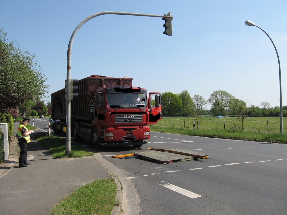 POL-SE: Rellingen - Glück im Unglück - LKW verliert Metallplatte