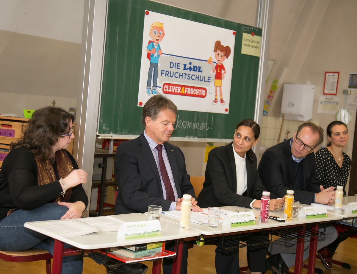 Verein &quot;5 am Tag&quot; und Lidl setzen bewusste Ernährung auf den Stundenplan / Mit der Lidl-Fruchtschule werden rund 5.000 Schüler bundesweit für Obst, Gemüse und Bewegung begeistert (FOTO)