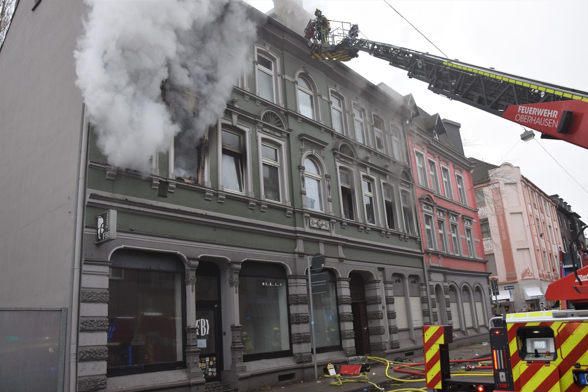 FW-OB: Brand auf der Hermann-Albertz-Straße: Feuerwehr rettet sieben Verletzte