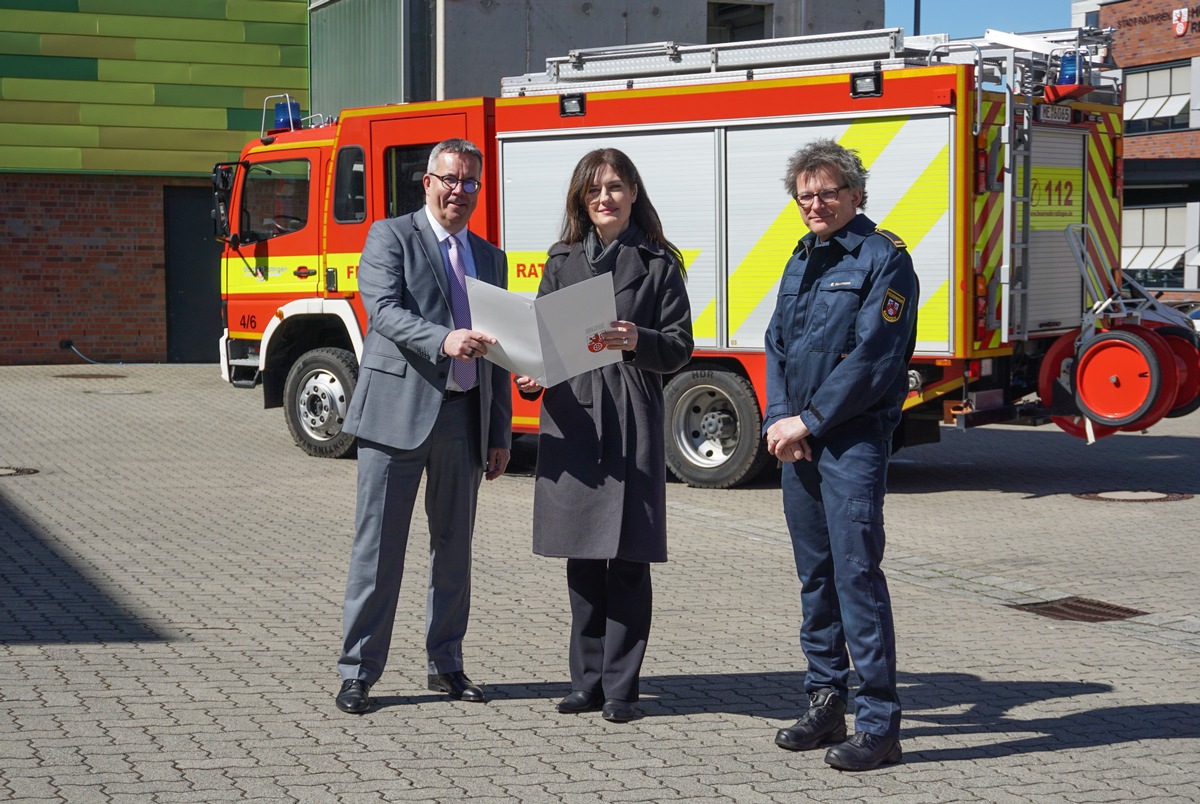 FW Ratingen: Zweites Löschfahrzeug für die Ukraine gespendet - Stadt Ratingen übergibt Fahrzeug